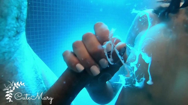 Трах в бассейне и под водой - Мега камшот 💦
