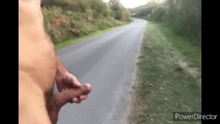 Caminar desnudo en la carretera y correrse