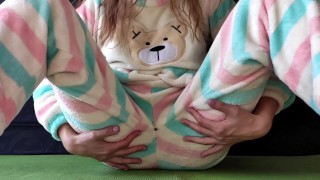 uczennica z małymi cyckami w piżamie masturbuje się cipką i wytryskuje orgazmem