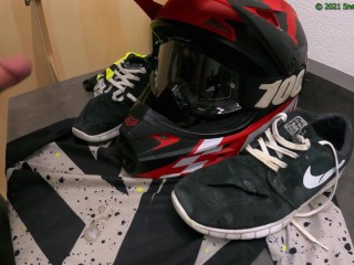 手套在朋友 Fox Jersey 和 Mx Helmet 上手淫
