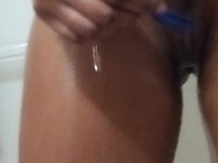 Playing with my pussy in the shower 💋