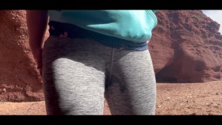 Девушка отчаянно мочится в свои леггинсы на пляже - первое публичное мочение! 💦