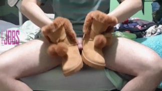 Раб мастурбирует с госпожой Угги сапогами, пока не кончит на ее сапоги