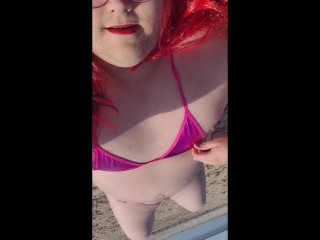 Chubby Trans Exposé En Petit Bikini à La Plage !