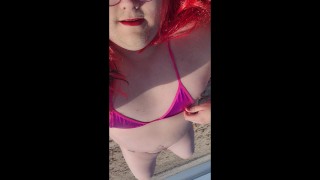 Mollige trans blootgesteld in kleine bikini op het strand!