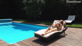 Unterwasserakrobatik im Pool mit Mia Split