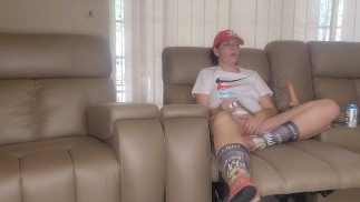 Курящая сводная сестра проиграла пари и должна была трахаться с дилдо передо мной