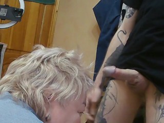 Мачеха игнорирует мой член, и я кончаю ей на волосы