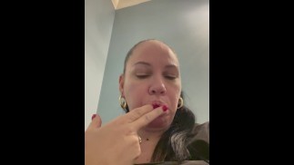 Je suis excitée et éjacule sur son travail