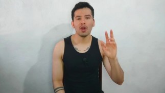Jovencito twink de 21años le da sexo oral a la vergota de tio de su mejor amiga!