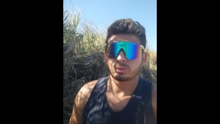 Twink viril e masculino se tocando no mar ao ar livre - Latino