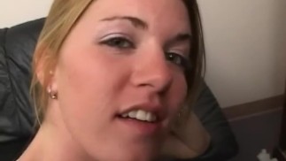 Миниатюрный подросток пьет сперму после жесткого минета