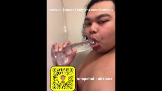 爸爸要我给他发一段吮吸鸡巴的视频，向他的异性恋朋友炫耀