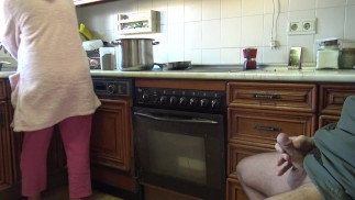 CFNM - 角质熟女在手淫后吞下精液