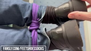 Benen gebonden met sokken en schoenen