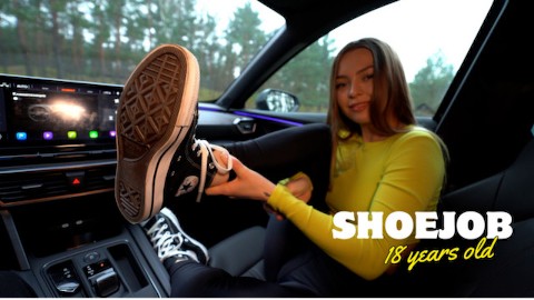 Ella hizo una paja con zapatos en su Converse en mi auto