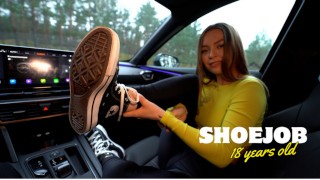 Ze deed een schoenjob in haar Converse in mijn auto