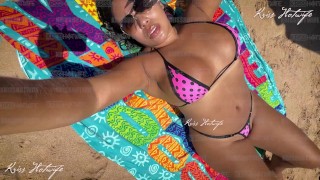 Sunny dag, doen waar ik het meest van hou: pronken in mijn micro bikini's op het strand. Poesje blijft springen