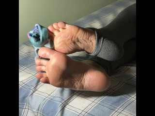 I WOULD LIKE TO PLAY WITH MY FEET