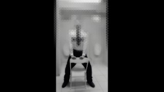 Sexy männlicher Tanz und Masturbation eines heterosexuellen Mannes im Badezimmer