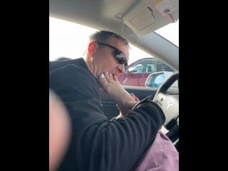 Рабыня моет мои ноги по требованию в машине🦶🏼😝