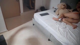 吮吸我的假阳具，而我的妻子则四肢着地移动她美味的屁股