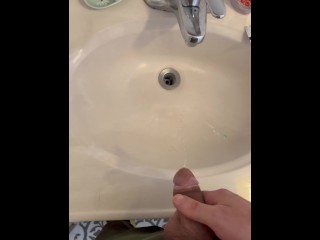 Taking a piss in step mom’s private sink by now she’s used to the smell step sister next Video