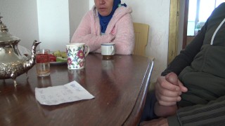 Mãe marroquina de 58 anos se masturbando com o enteado