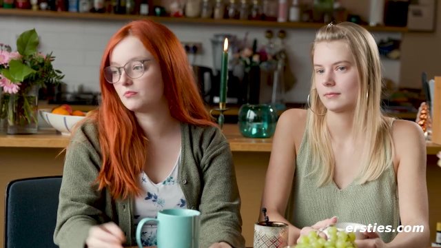 Ersties - Sinnliches lesbisches Dildospiel mit Jolien und Iva