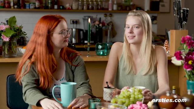 Ersties - Sinnliches lesbisches Dildospiel mit Jolien und Iva