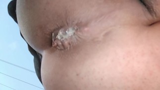 Zwinkerndes Creamped Arschloch, nachdem er mit einem Fremden in die Öffentlichkeit gefahren ist