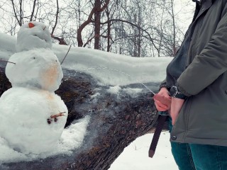 Een Man Met Een Harige Lul Maakte Een Sneeuwpop in De Winter En Pist Op Hem Van Top Tot Teen. Gele Sneeuw