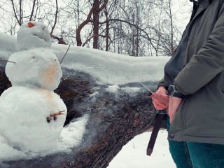 一个长着毛茸茸鸡鸡的男人在冬天堆了一个雪人，并从头到脚在他身上撒尿。 黄雪