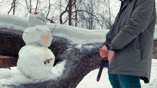 Un hombre con una polla peluda hizo un muñeco de nieve en invierno y lo orinó de la cabeza a los pies. Nieve amarilla