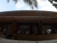 赤身裸体在阳台上的平房 - Screenshot 11 of 16 - Nudism