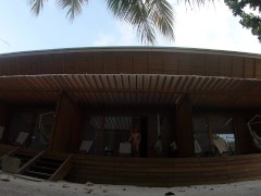 赤身裸体在阳台上的平房 - Screenshot 14 of 16 - Nude Beach