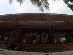 赤身裸体在阳台上的平房 - Screenshot 4 of 16 - Nude Beach