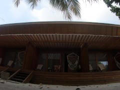 赤身裸体在阳台上的平房 - Screenshot 6 of 16 - Nudism