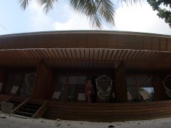 赤身裸体在阳台上的平房 - Screenshot 8 of 16 - Nudist Beach