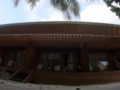 赤身裸体在阳台上的平房 - Screenshot 9 of 16 - Nude Beach