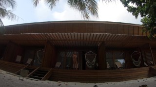 Nua na varanda do bangalô