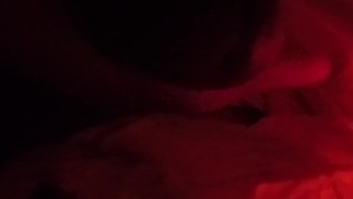 在红色夜灯下自慰和高潮到性高潮，悄悄地喜欢女同性恋色情 PIP