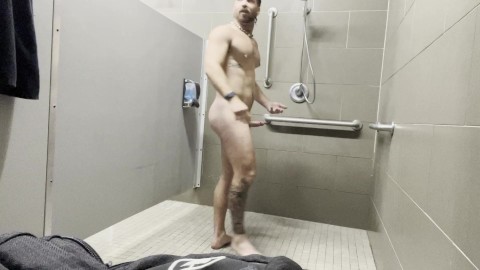 Guy wordt betrapt in de douche