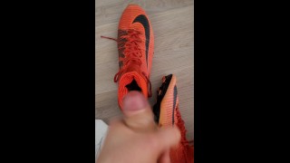 Cute garçon de football se branle, renifle des chaussures de foot et jouit sur des chaussures