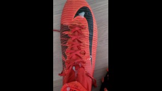 Cute chico de fútbol se masturba, oliendo zapatos de fútbol y se corre en zapatos nike