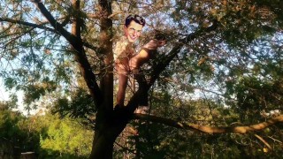 新しいものを求めて、中国のカップルは刺激を追求し、木の上に立ったままセックスします！