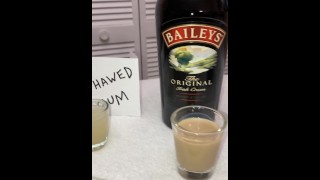 Ierse sperma Cream iced coffee voor mijn vrouw om te drinken op het feest van onze Saint Patrick, ik sluip een slok