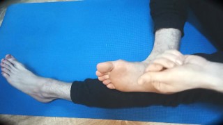 Ragazzo massaggi i suoi piedi con olio
