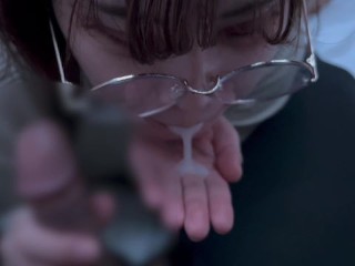 一个戴着整洁眼镜的女孩被射在嘴里。