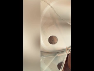 我洗澡时大便。我正在寻找一起😈💦撒尿的女孩